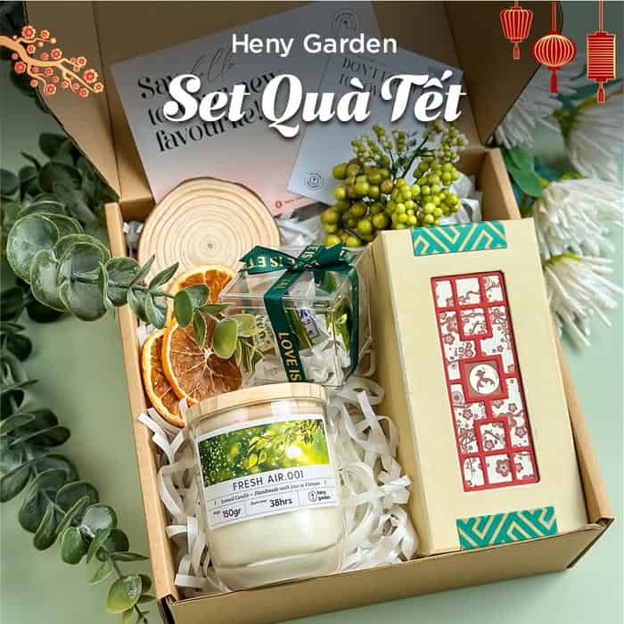 Top Quà Tặng Doanh Nghiệp Cho Lễ 20/10 Khiến Nhân Viên Bất Ngờ 7 a box with a candle and fruit