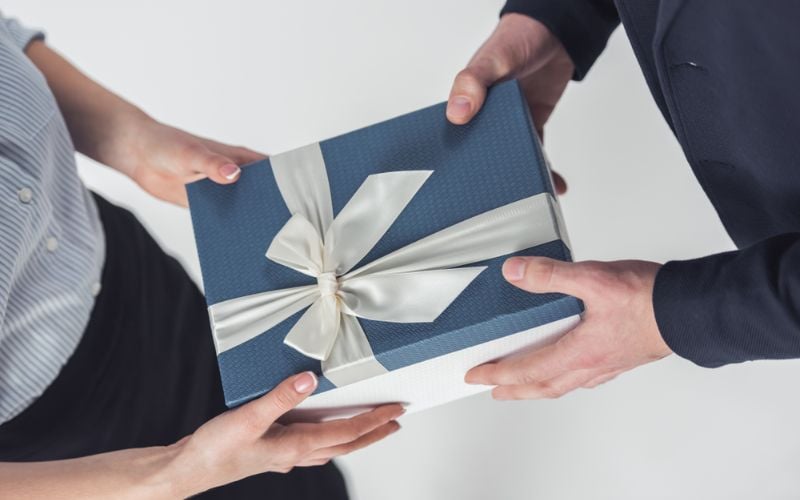 Bí Quyết Tạo Ấn Tượng Sâu Sắc Với Quà Tặng Khách Hàng 1 Lưu ý khi chọn quà tặng khách hàng