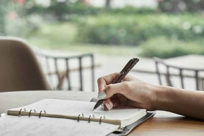 Quà tặng cho nhân viên là chiếc bút bi từ bã cà phê
