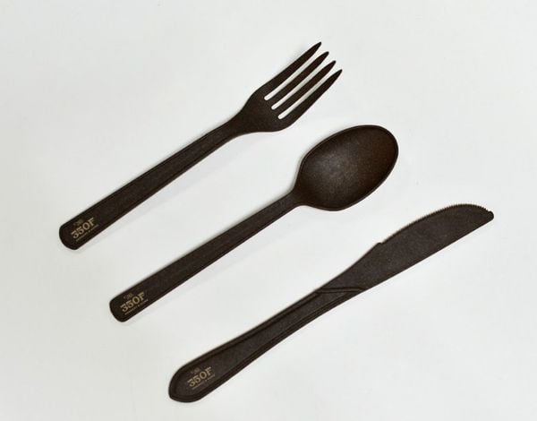 Ấn Tượng Với Quà Tặng Doanh Nghiệp In Logo Từ Bã Cà Phê 4 Bao gồm dao, dĩa, muỗng, đũa, vừa tiện dụng lại vô cùng sang trọng.